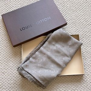 LOUIS VUITTON 90” taupe scarf